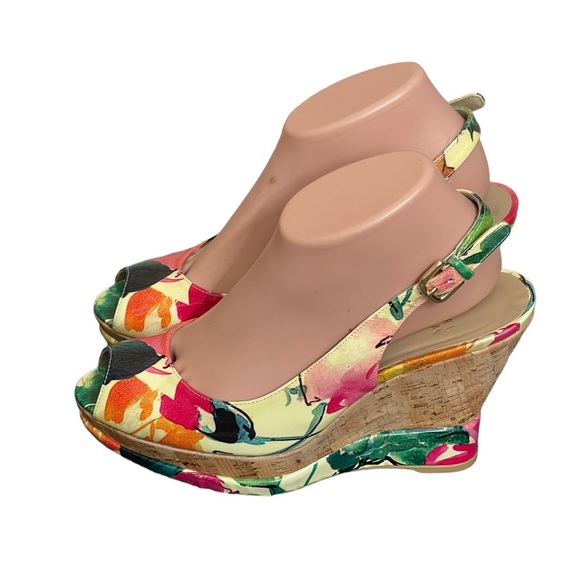 Stuart Weitzman Colorful Floral
Peep Toe Wedges Cork Platform
Slingback Size 7.5 - Picture 4 of 14